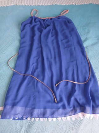 Vestido fluido, azulon con cinturón dorado.