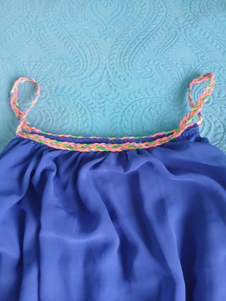 Vestido fluido, azulon con cinturón dorado.