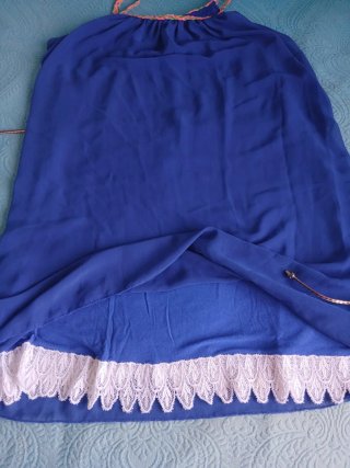 Vestido fluido, azulon con cinturón dorado.