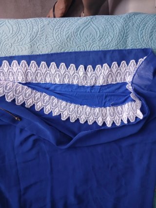 Vestido fluido, azulon con cinturón dorado.