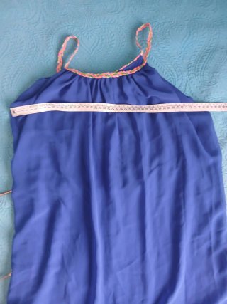 Vestido fluido, azulon con cinturón dorado.