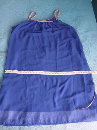 Vestido fluido, azulon con cinturón dorado.
