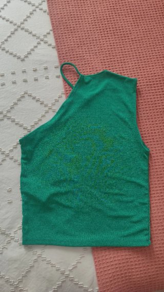 Top verde Stradivarius asimétrico