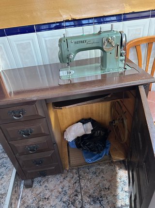 Mueble de costura con máquina Refrey