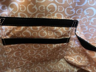 Bolso Negro Guess con Cadena Dorada