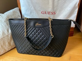 Bolso Negro Guess con Cadena Dorada
