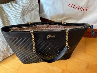 Bolso Negro Guess con Cadena Dorada