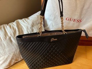 Bolso Negro Guess con Cadena Dorada