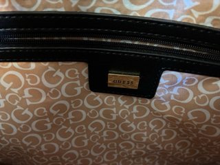 Bolso Negro Guess con Cadena Dorada