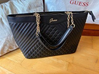 Bolso Negro Guess con Cadena Dorada
