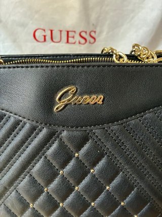 Bolso Negro Guess con Cadena Dorada