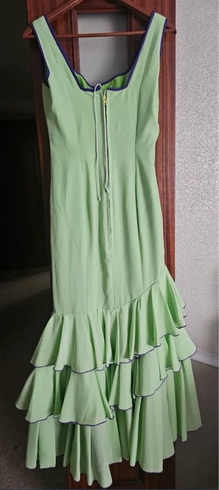Traje Flamenca Verde Lima con flores moradas