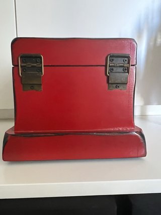 Caja  oriental lacada.en rojo con cierre metálico