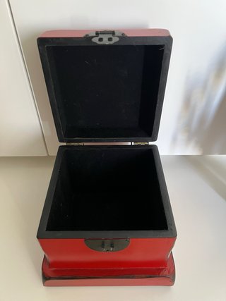 Caja  oriental lacada.en rojo con cierre metálico