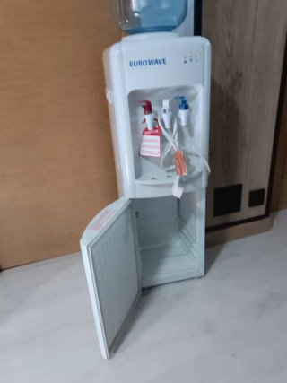 Dispensador de agua con nevera