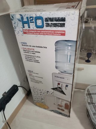 Dispensador de agua con nevera