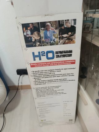 Dispensador de agua con nevera