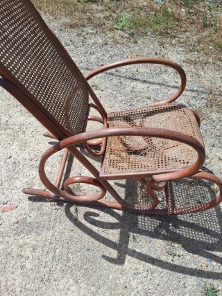 Mecedora estilo Thonet de madera y ratán