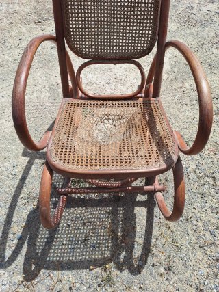 Mecedora estilo Thonet de madera y ratán