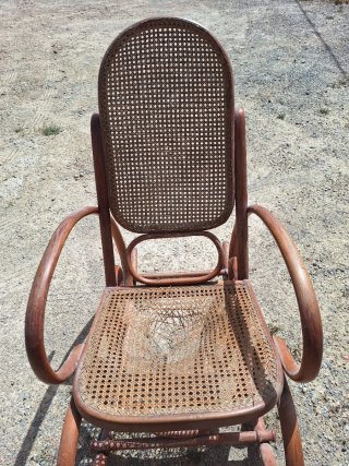 Mecedora estilo Thonet de madera y ratán