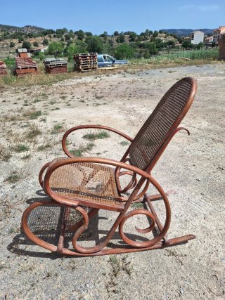 Mecedora estilo Thonet de madera y ratán