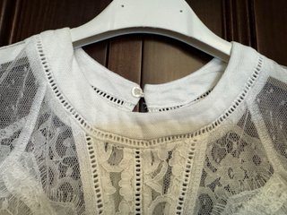 Blusa de encaje blanca talla M