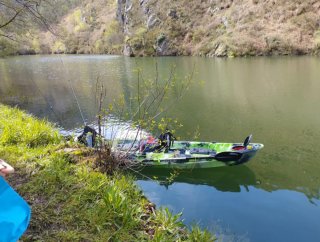 Kayak da pesca con motore