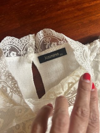 Jersey blanco con puntilla y volantes- NUEVO