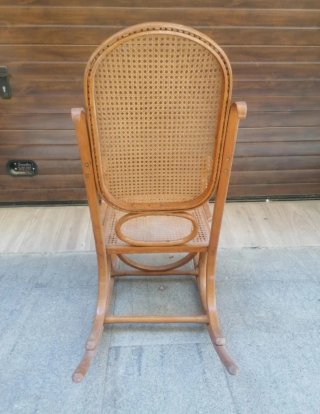 Mecedora antigua de mimbre y madera