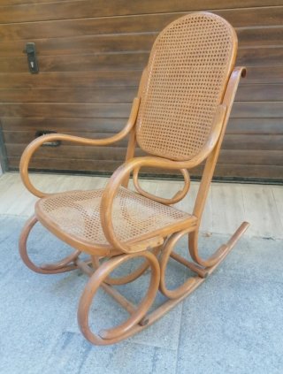 Mecedora antigua de mimbre y madera
