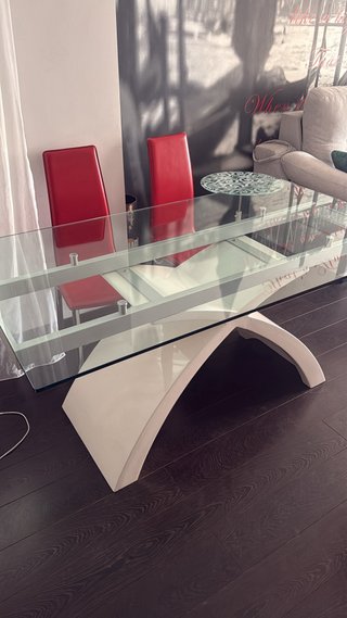 Mesa comedor cristal y 4 sillas rojas