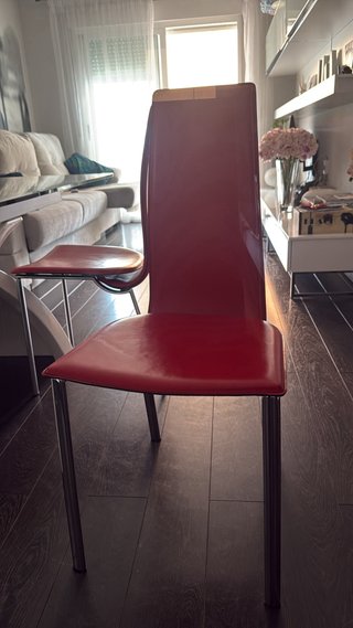 Mesa comedor cristal y 4 sillas rojas