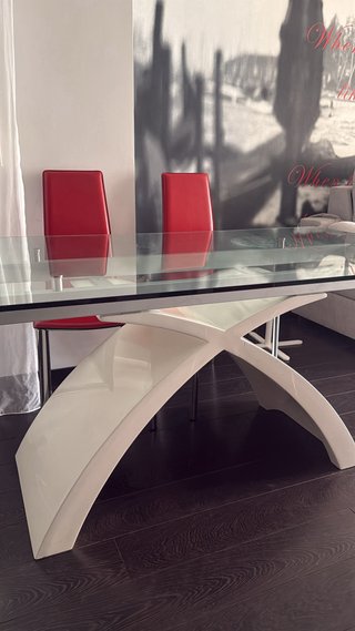 Mesa comedor cristal y 4 sillas rojas