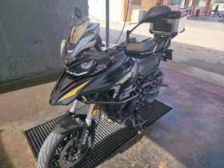 QJMotor SRT 900S Negra y Amarilla