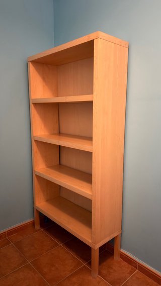 Estantería de madera clara