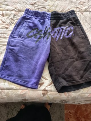 Bermudas moradas y negras