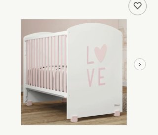 Cuna bebé rosa con diseño de corazones