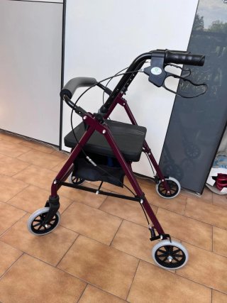 Andador plegable con asiento y frenos