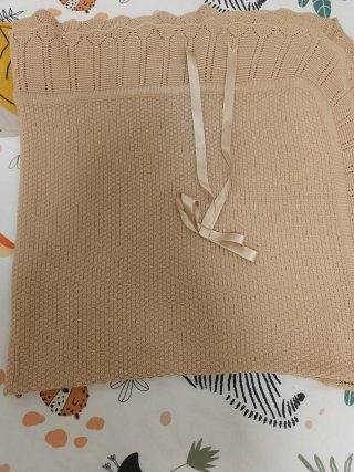 Manta bebé punto beige con lazos