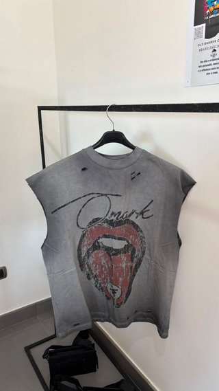 T-shirt grigia con stampa labbra e strappi