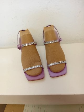 Sandalias tacón moradas con pedrería
