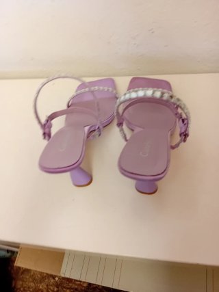 Sandalias tacón moradas con pedrería