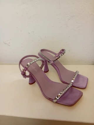 Sandalias tacón moradas con pedrería