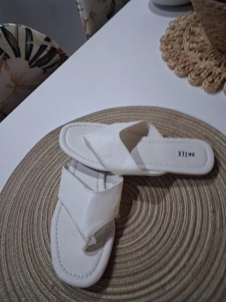 Sandalias blancas planas sin estrenar.