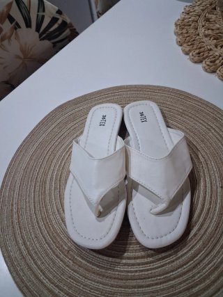Sandalias blancas planas sin estrenar.