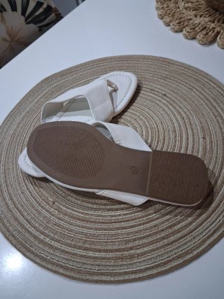 Sandalias blancas planas sin estrenar.