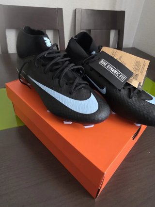 Tacos de fútbol Nike negros y azules