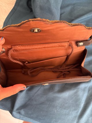 Bolso de fiesta marrón y dorado