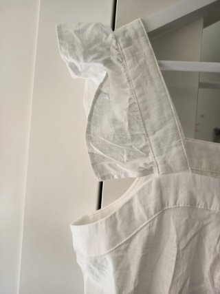 Vestido blanco con volantes y bloques de color