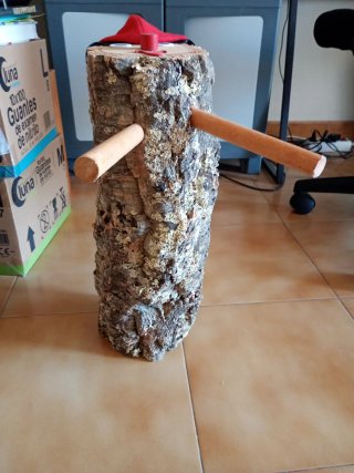 Caga Tió de fusta amb barretina
